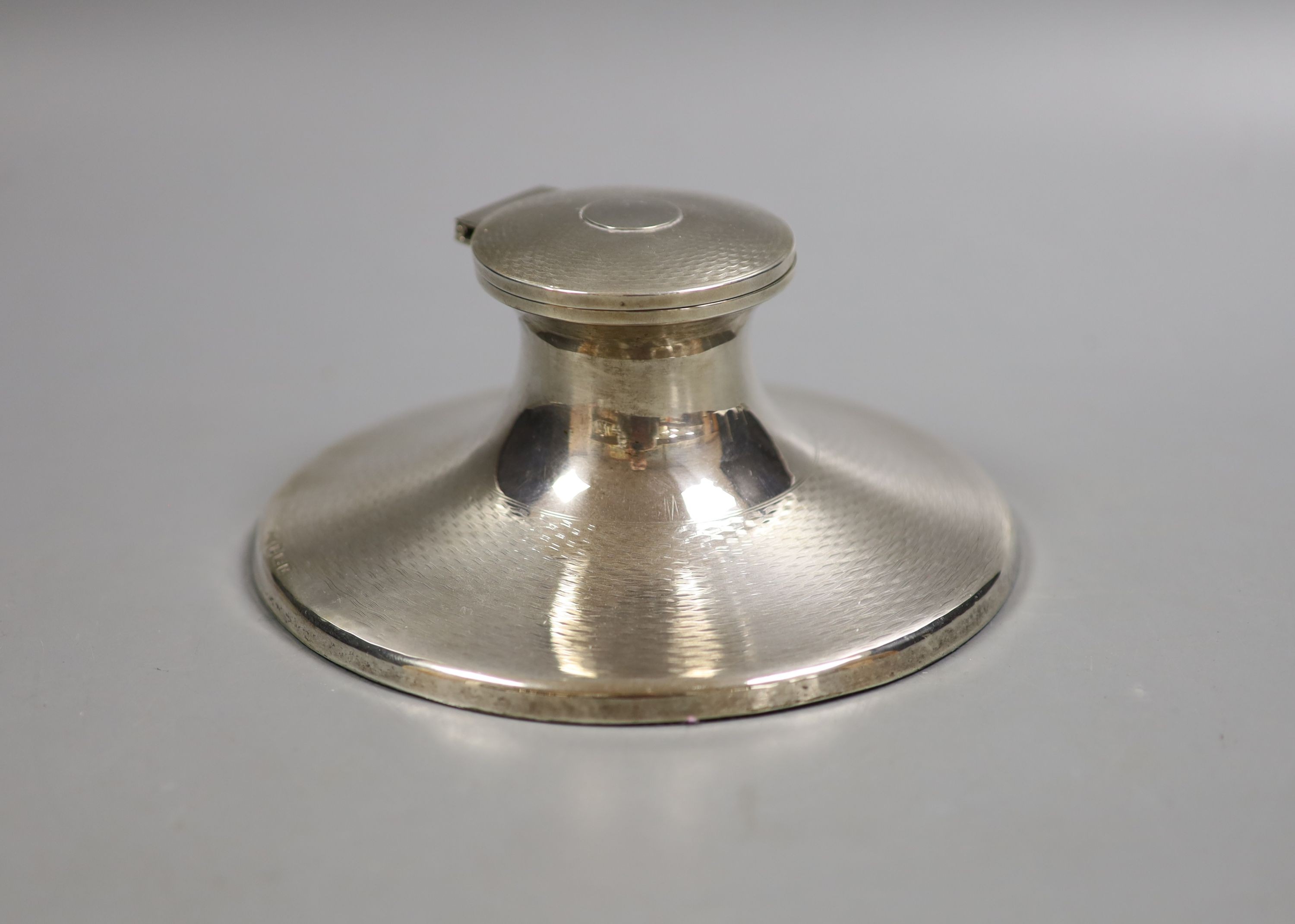 A George V engine turned silver mounted capstan inkwell, I.M. Hutchfield, Birmingham, 1923, 15.3cm.